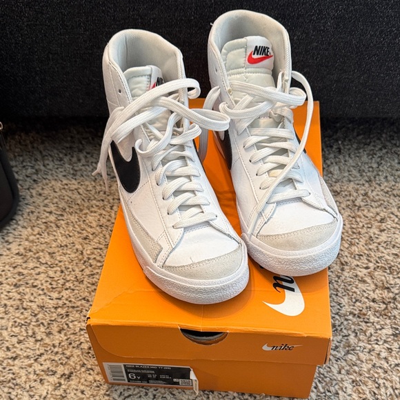 Nike White and Black High-Tops